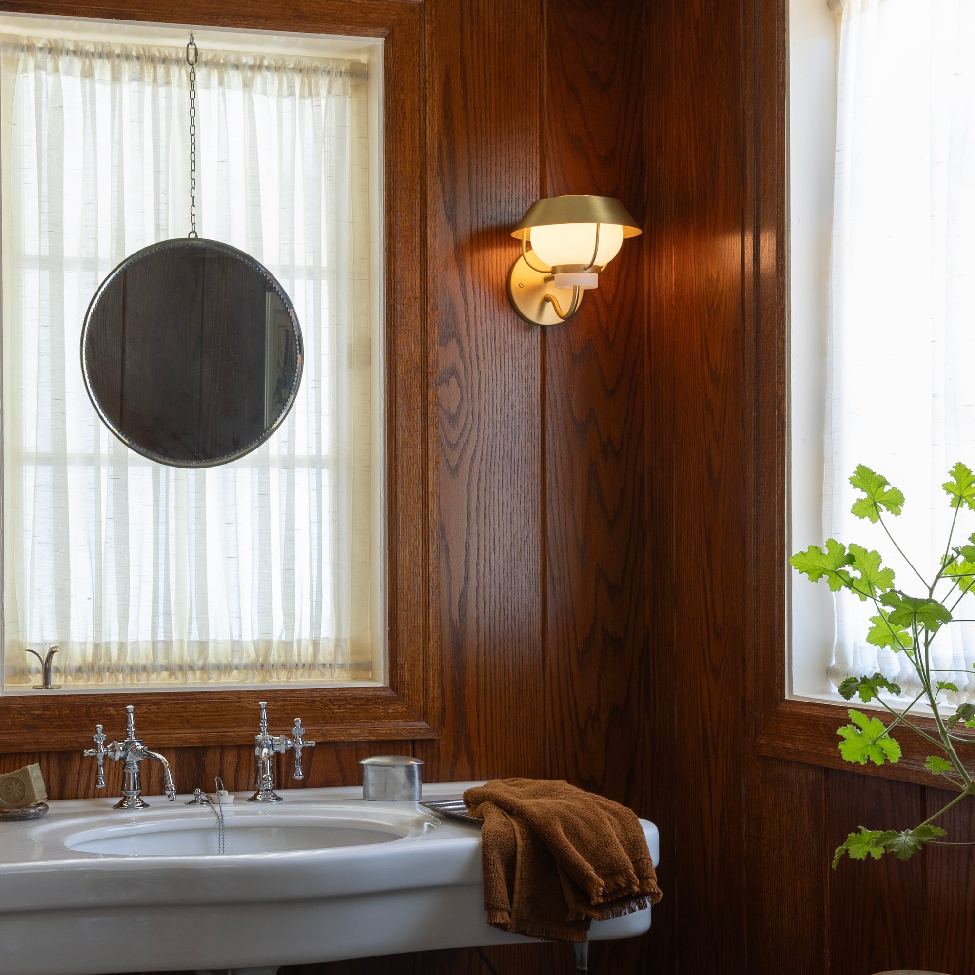 Copyoffall24-cedar-st_alfred-sconce-nb-light-on_1x1_aw_1-1.jpg