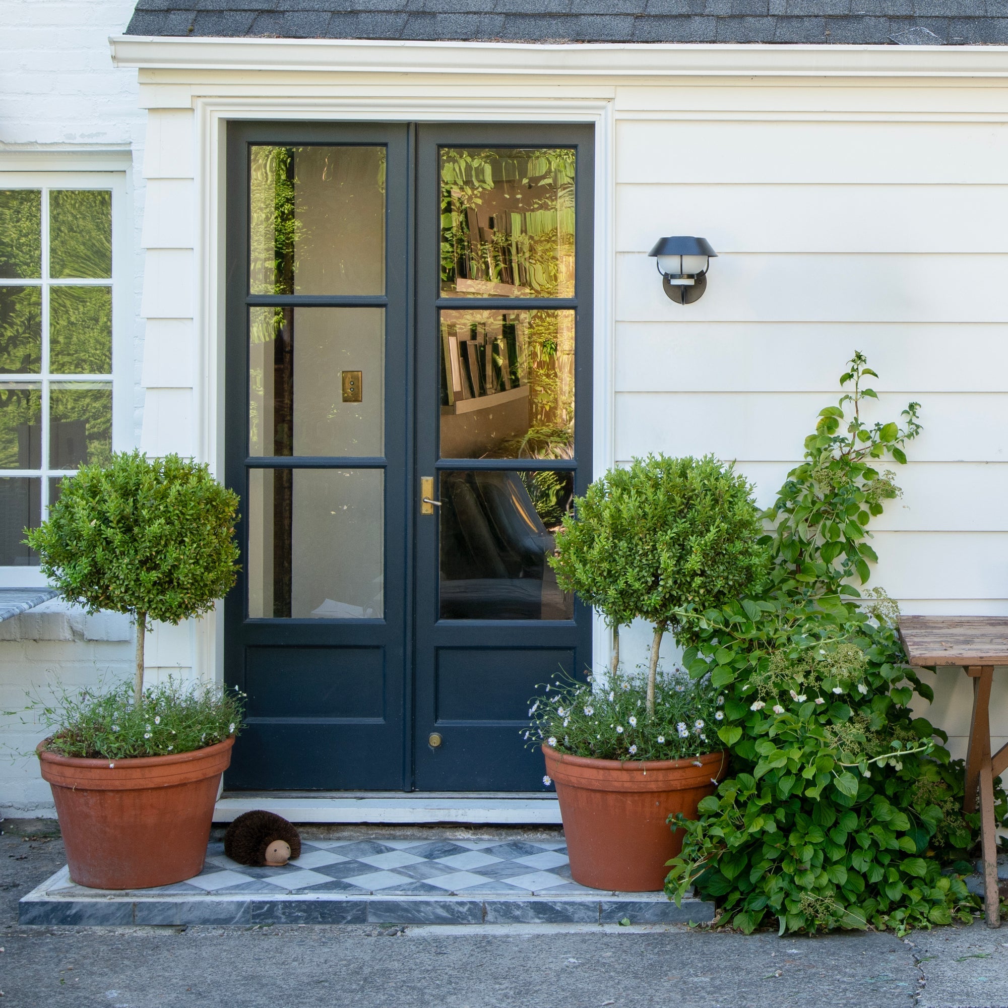 Fall25_Exterior_AlfredSconce_1x1_jw-1.jpg